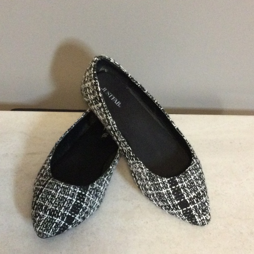 9.5 JustFab Krissy-E Pointed Tweed Flats in Black & White